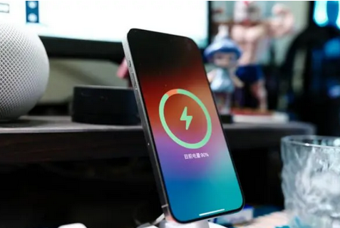 永善苹果15换屏服务分享用什么充电器给iPhone15充电更好 